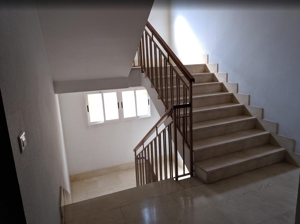 Reforma de escalera con pintura en paredes y pasamanos castellon