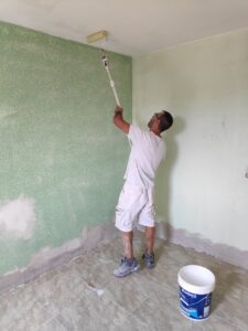 Pintar una oficina en Castellón antes de vender o alquilar: aumenta el valor del inmueble