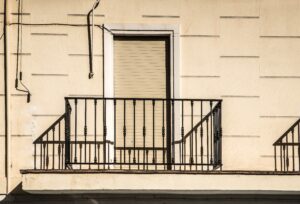 Pintar las barandillas metálicas de balcones comunitarios