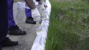 Cómo pintar los muros de contención de los jardines comunitarios