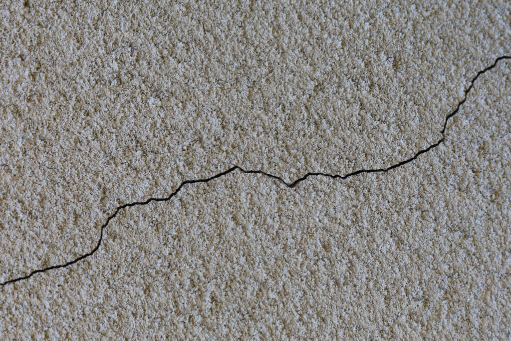 Pared blanca con una fina grieta.