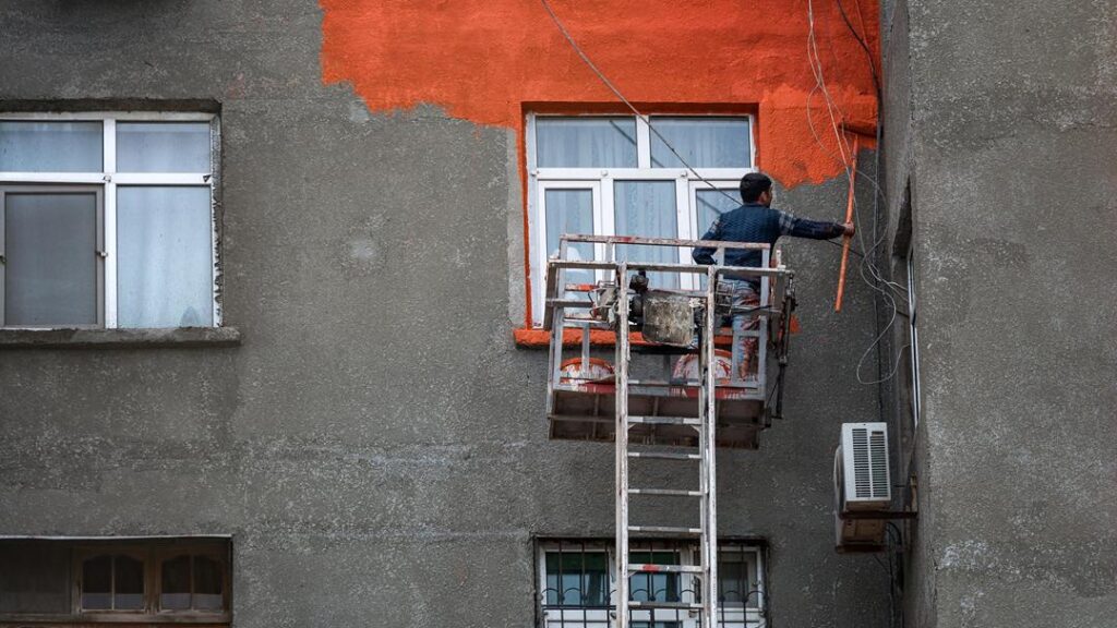 Cómo proteger una fachada del salitre y la humedad en zonas costeras