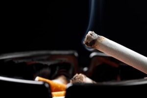 Cómo eliminar las manchas de nicotina y humo antes de pintar una vivienda