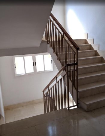 Reforma de escalera con pintura en paredes y pasamanos castellon